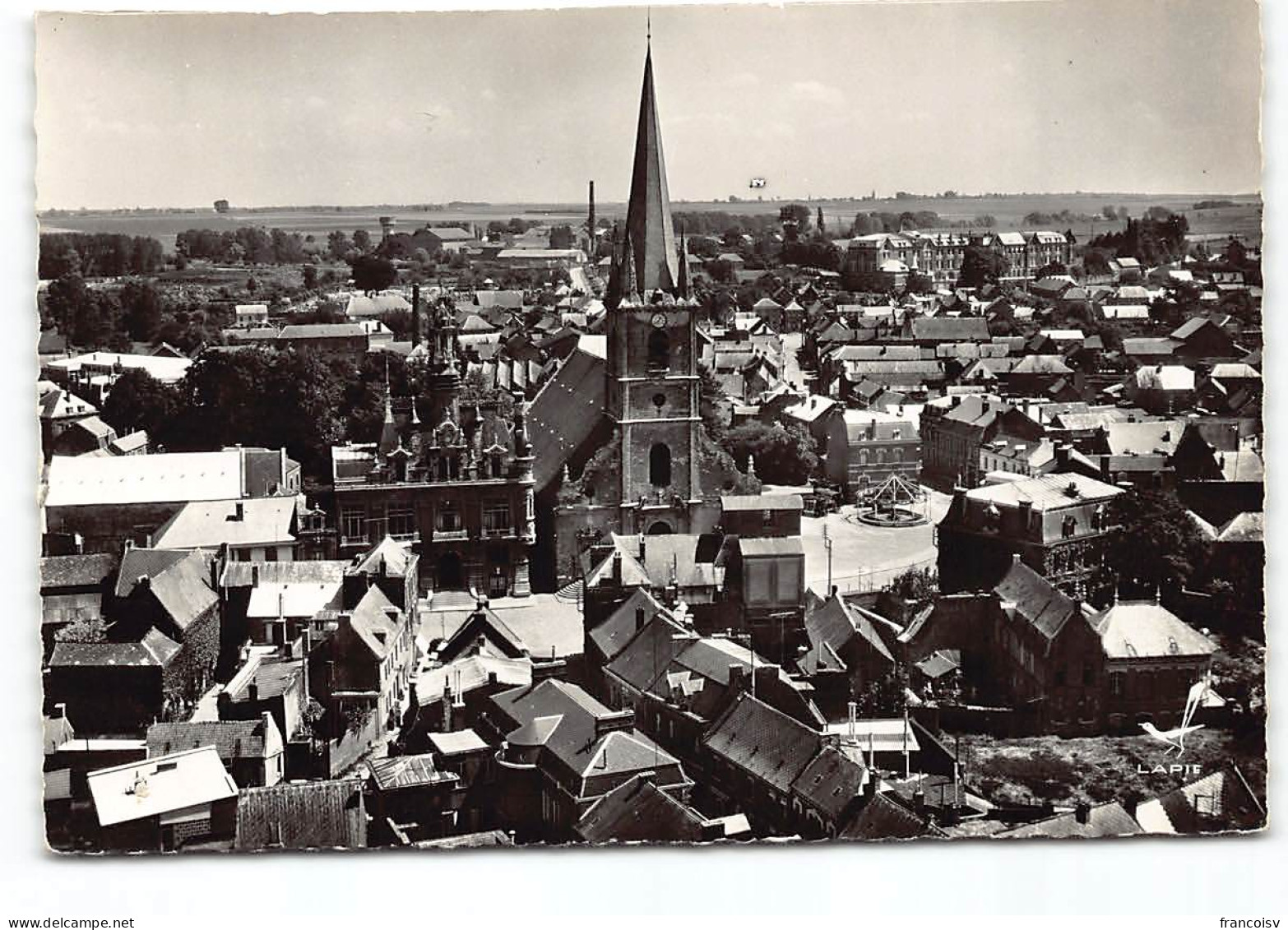 Solesmes, Eglise Et Hotel De Ville.  En Avion Au Dessus De.. Edit Lapie  (carte Raccourcie En Haut) - Solesmes