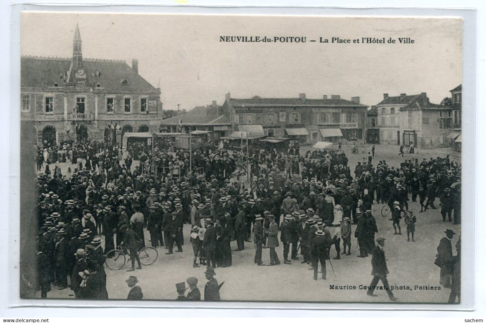 86 NEUVILLE En Du POITOU Jour De Rassemblement Place Et Hotel De Ville  1910  Photo Couvrat   D07 2023 - Neuville En Poitou