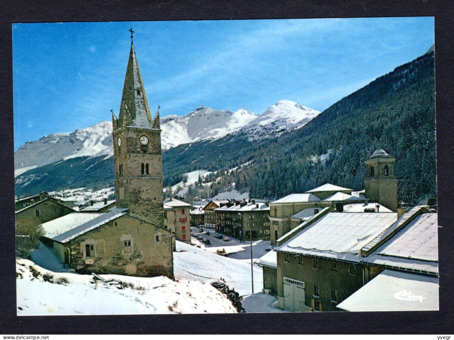 VAL-CENIS - LANSLEBOURG (73 Savoie) L'Eglise, Au Fond Vue Partielle Des Pistes - Val Cenis