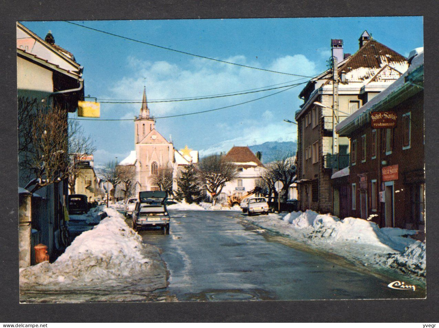 BOEGE (74 H-Savoie)Centre Du Village En Hiver ( En 1876) Hôtel-Restaurant De Savoie -Voitures: Renault 12, 204, Traction - Boëge