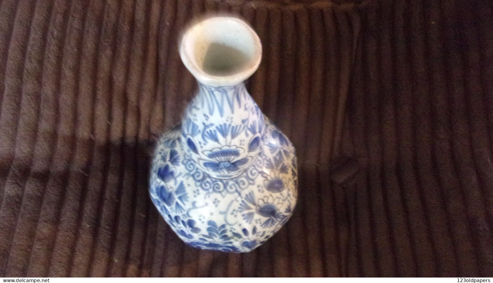 VASE ANCIEN DE CHINE BLEU  BLANC PIVOINE 18 CM HT 老中国青花牡丹花瓶