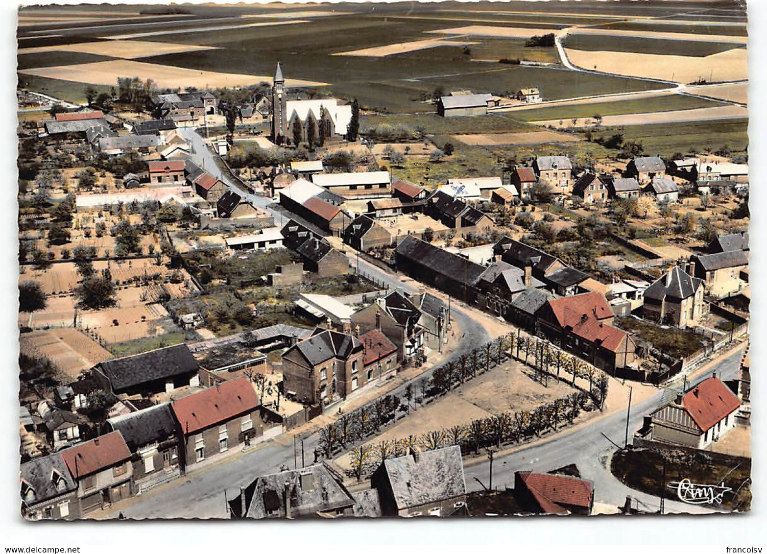 Beuvraignes. Place Et Eglise. Vue Aerienne  Postée 1969  Edit Cim  - Beuvraignes