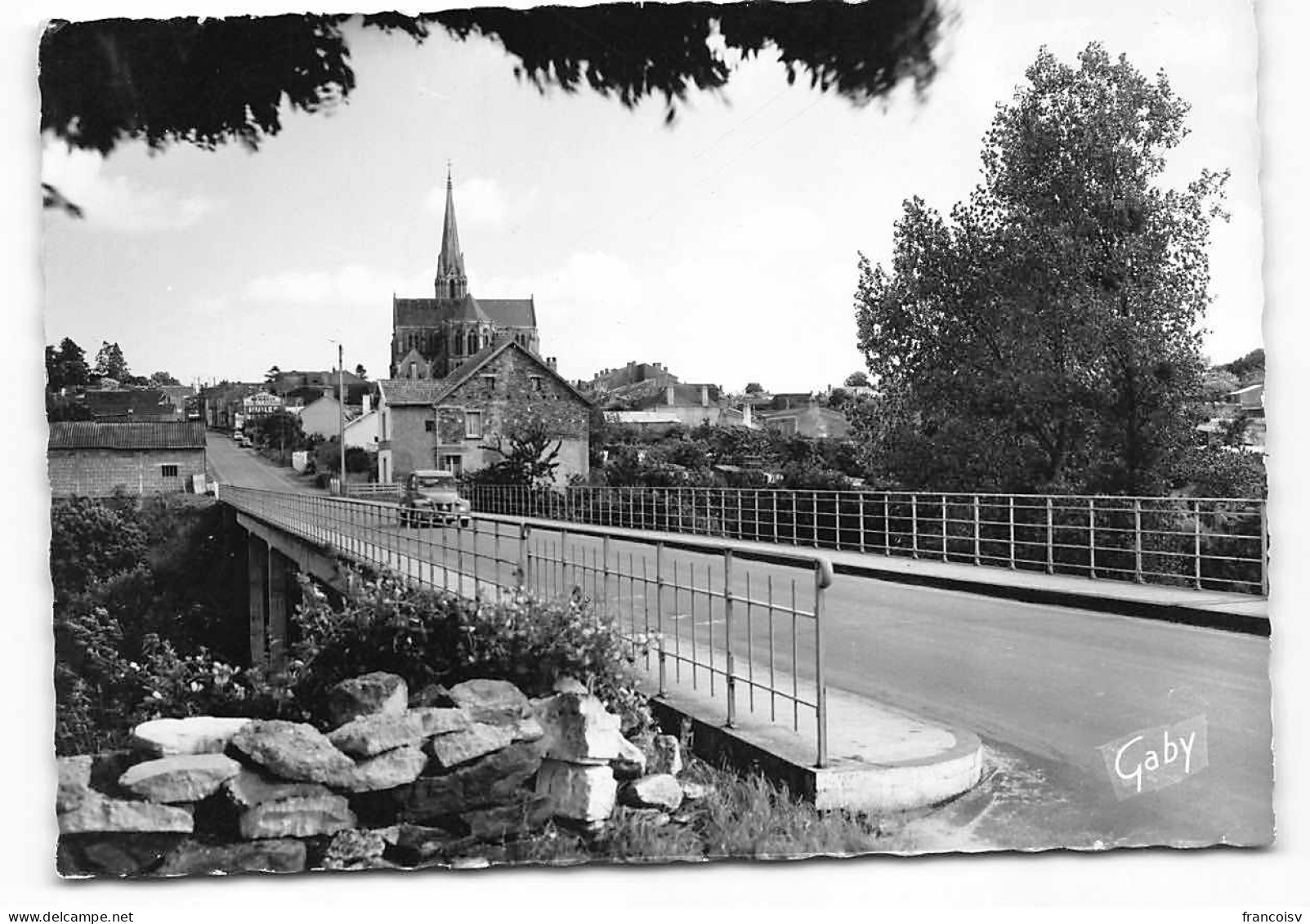 La Chapelle Basse Mer. Le Pont Et L'Eglise.   Postée 1969 . Voitures Automobiles Citroen 2CV  Edit Artaud  - La Chapelle Basse-Mer