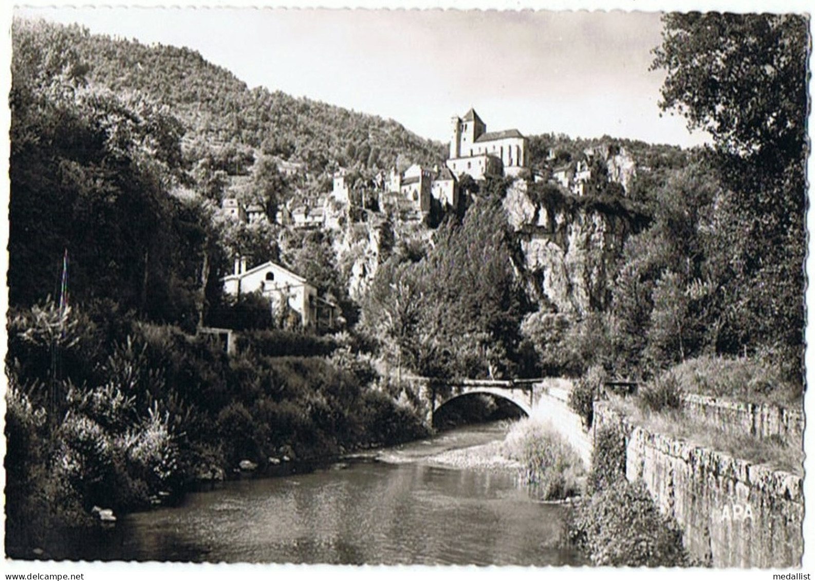 CPM..46..VUE GENERALE DE ST CIRQ LAPOPIE..ET AU PREMIER PLAN LA MAISON ECLUSIERE DEMEURE DU PEINTRE PAUL PAQUEREAU.. - Saint-Cirq-Lapopie