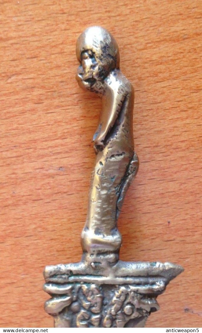 Kris miniature en bronze. Poignée en forme d'idole. Indonésie. (H22) Taille 16,5 cm