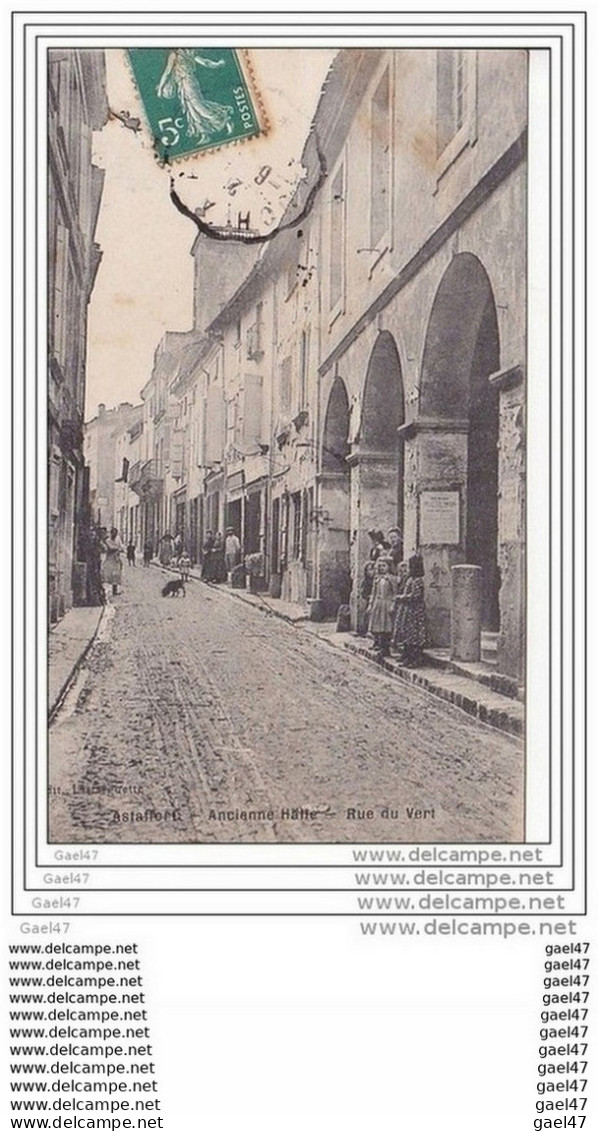 Cpa  Réf-JP-M-905 ( Dép-47 à ASTAFFORT )  Des Habitants Qui Montrent Leur Nez Sur Les Trottoir De La Rue Du VERT - Astaffort