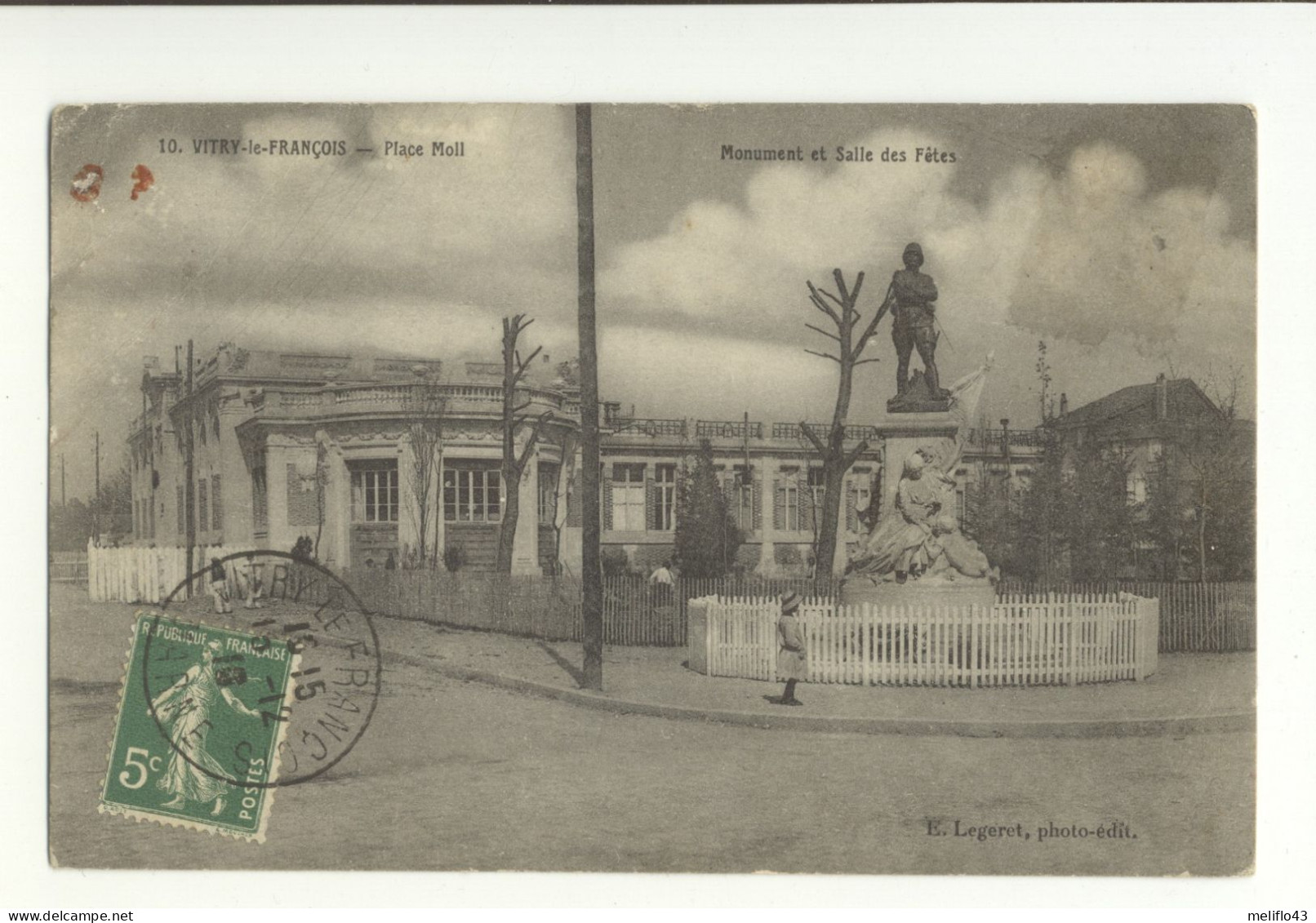 51/CPA A - Vitry Le François - Monument Et Salle Des Fetes - Vitry-le-François