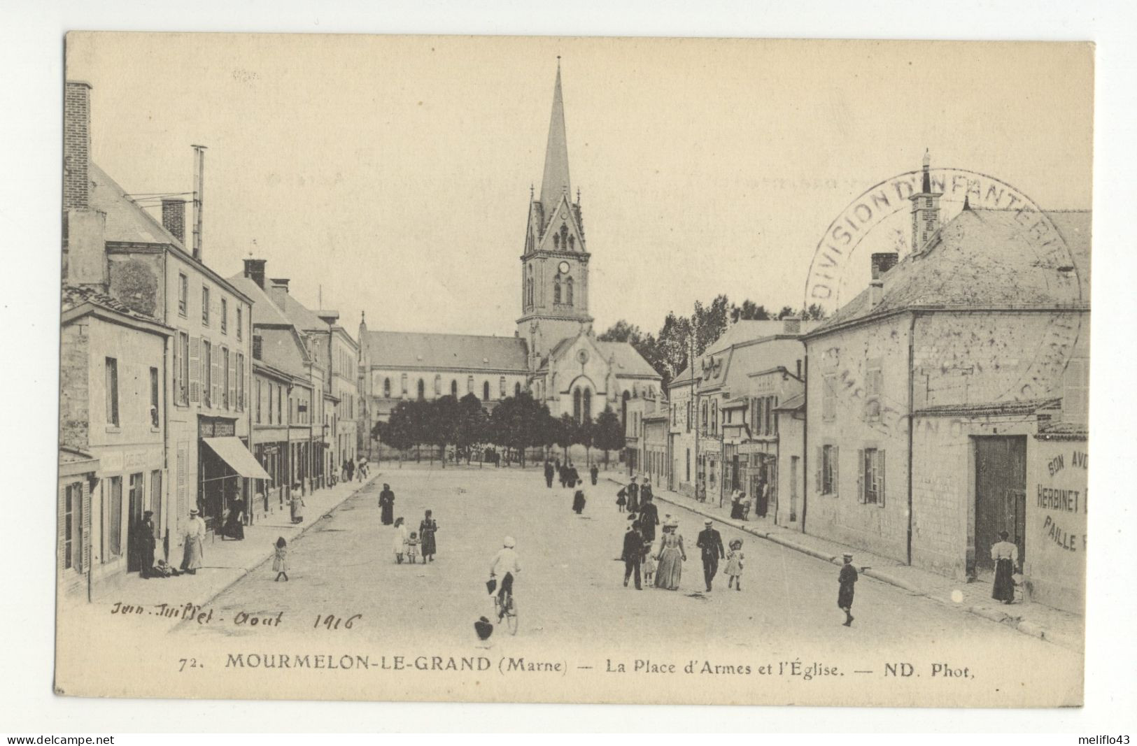 51/CPA A - Mourmelon Le Grand - Place D'Armes Et L'Eglise - Mourmelon Le Grand