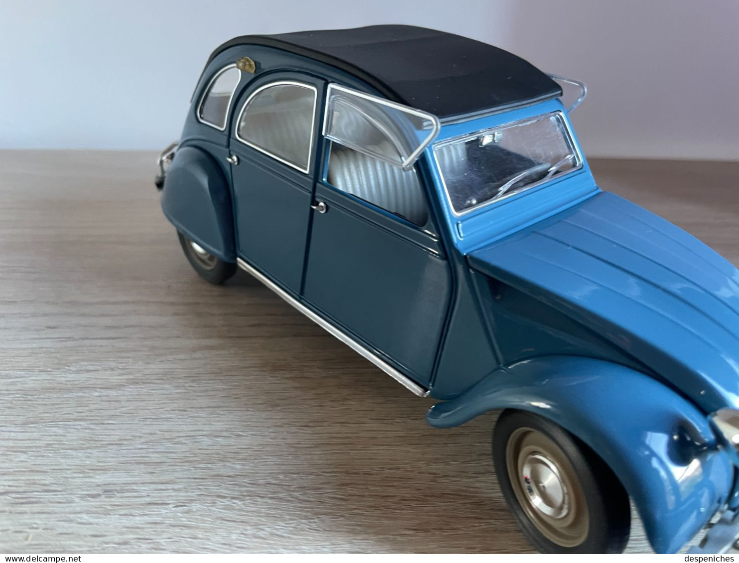 Solido Citroën 2cv Neuve Dans Sa Vitrine, échelle 1/17e Sans Boîte - Solido