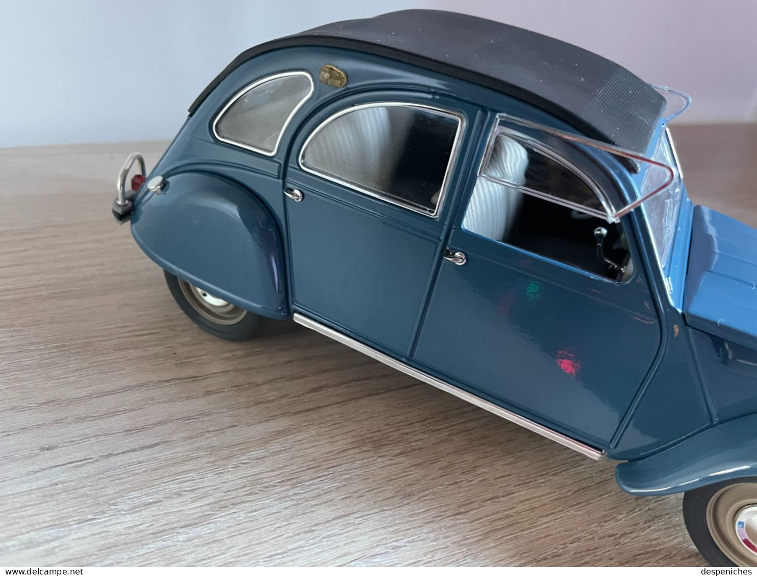 Solido Citroën 2cv Neuve Dans Sa Vitrine, échelle 1/17e Sans Boîte - Solido