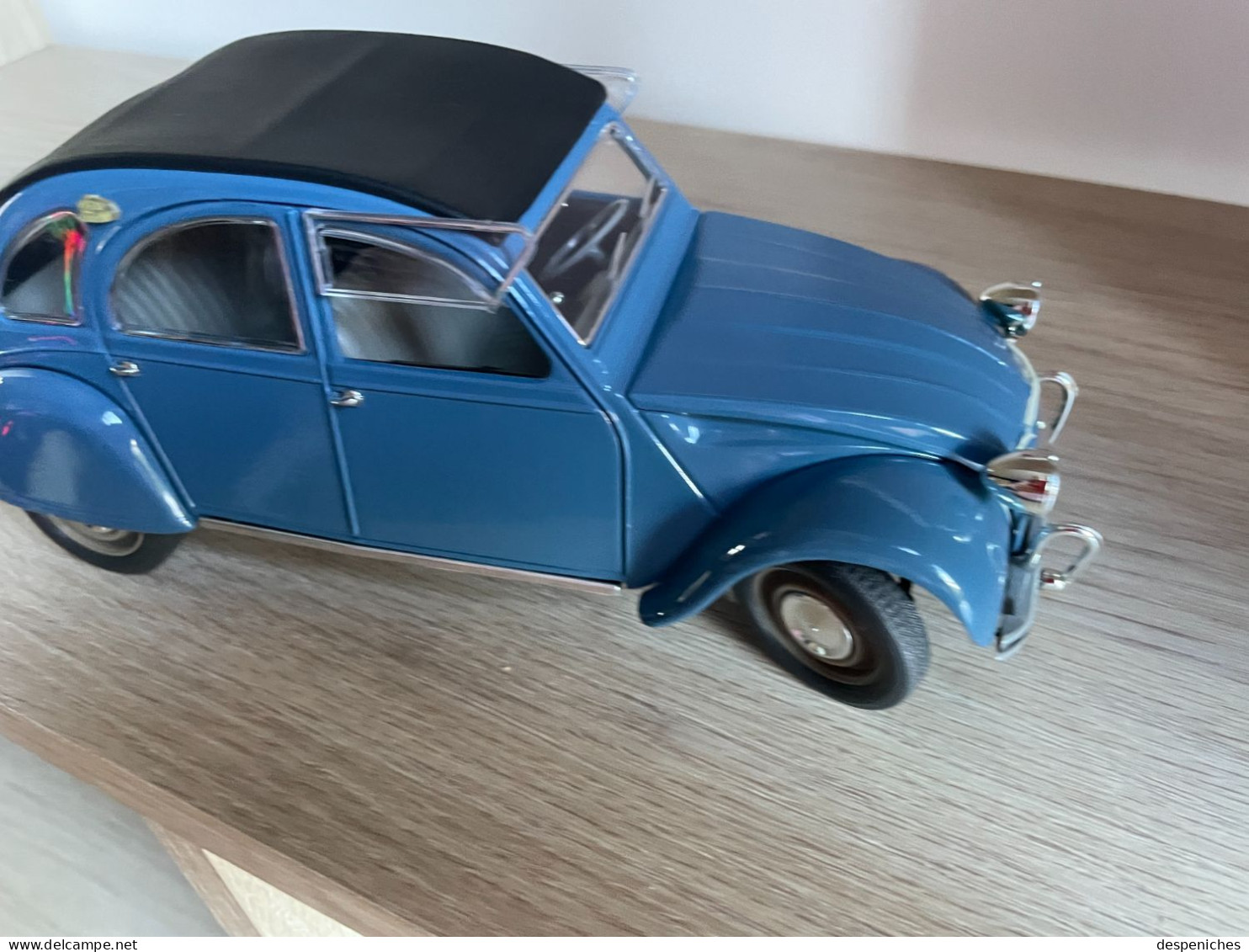 Solido Citroën 2cv neuve dans sa vitrine, échelle 1/17e sans boîte