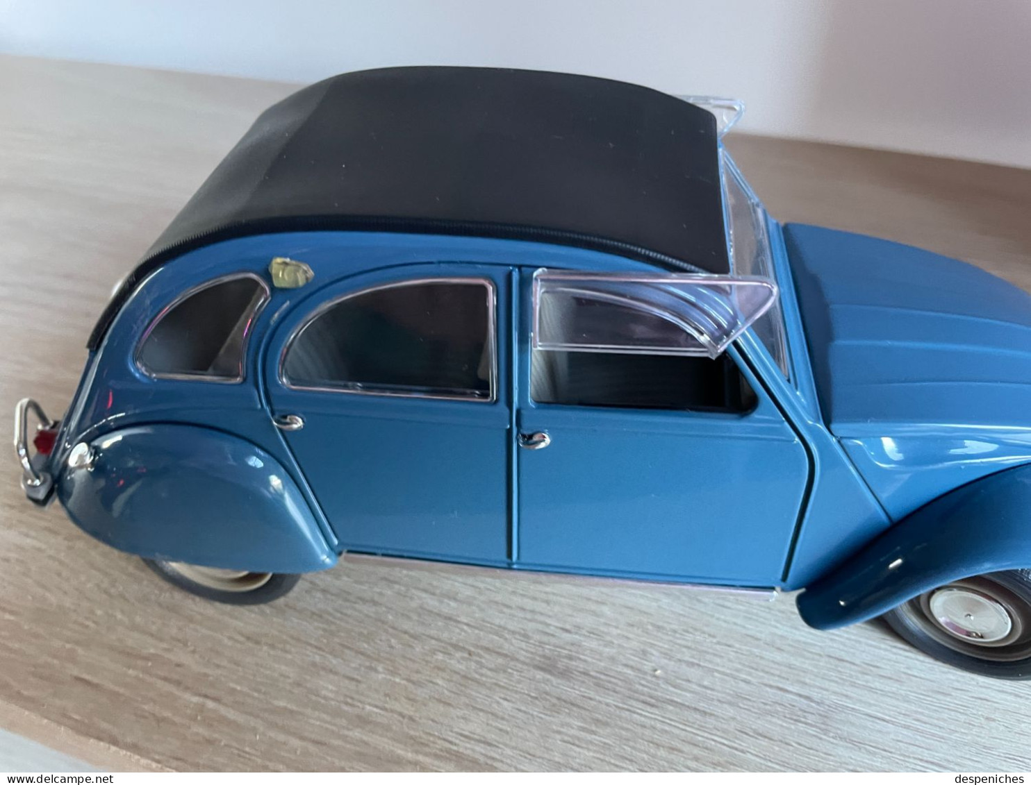 Solido Citroën 2cv neuve dans sa vitrine, échelle 1/17e sans boîte