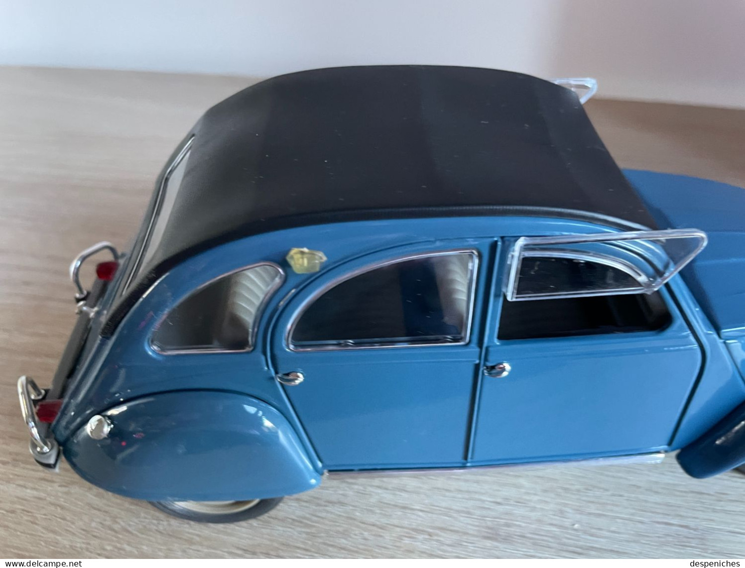 Solido Citroën 2cv neuve dans sa vitrine, échelle 1/17e sans boîte