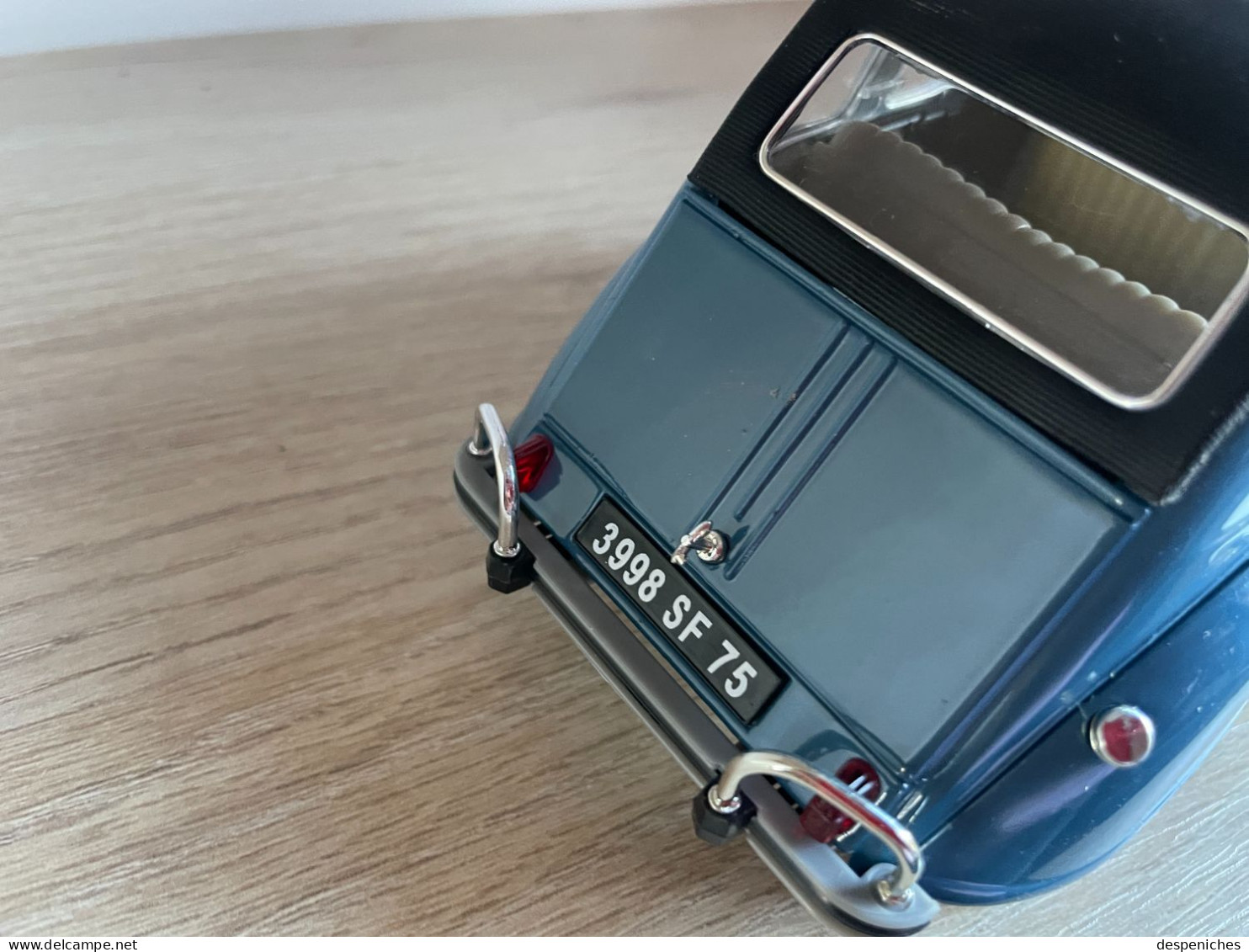 Solido Citroën 2cv neuve dans sa vitrine, échelle 1/17e sans boîte