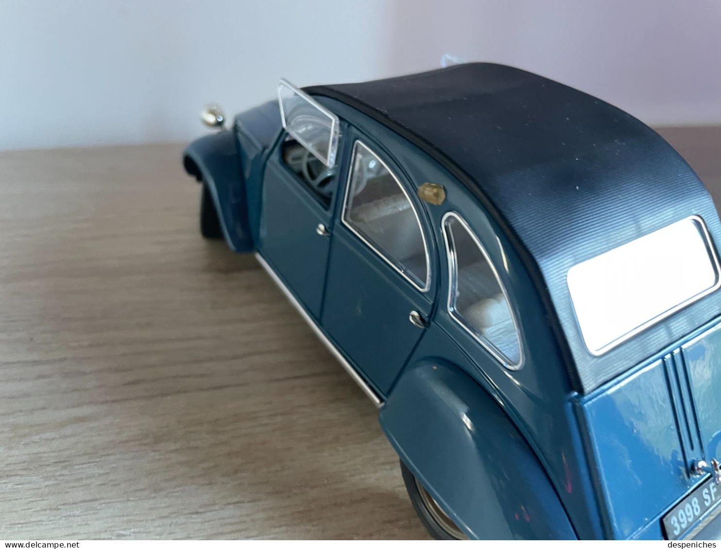 Solido Citroën 2cv neuve dans sa vitrine, échelle 1/17e sans boîte