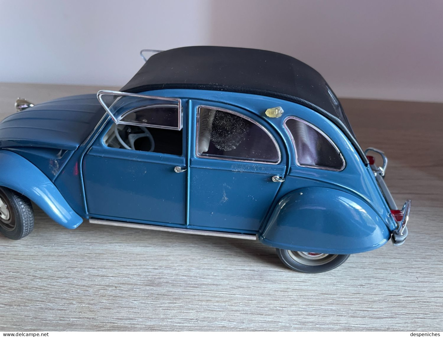 Solido Citroën 2cv neuve dans sa vitrine, échelle 1/17e sans boîte