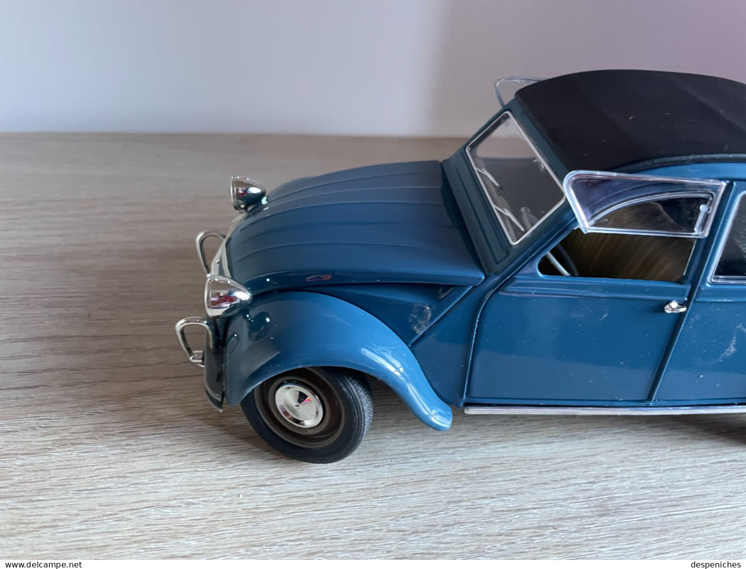 Solido Citroën 2cv neuve dans sa vitrine, échelle 1/17e sans boîte