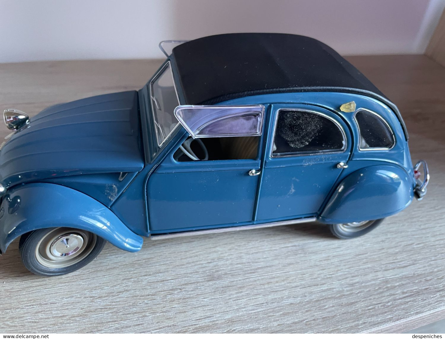 Solido Citroën 2cv neuve dans sa vitrine, échelle 1/17e sans boîte