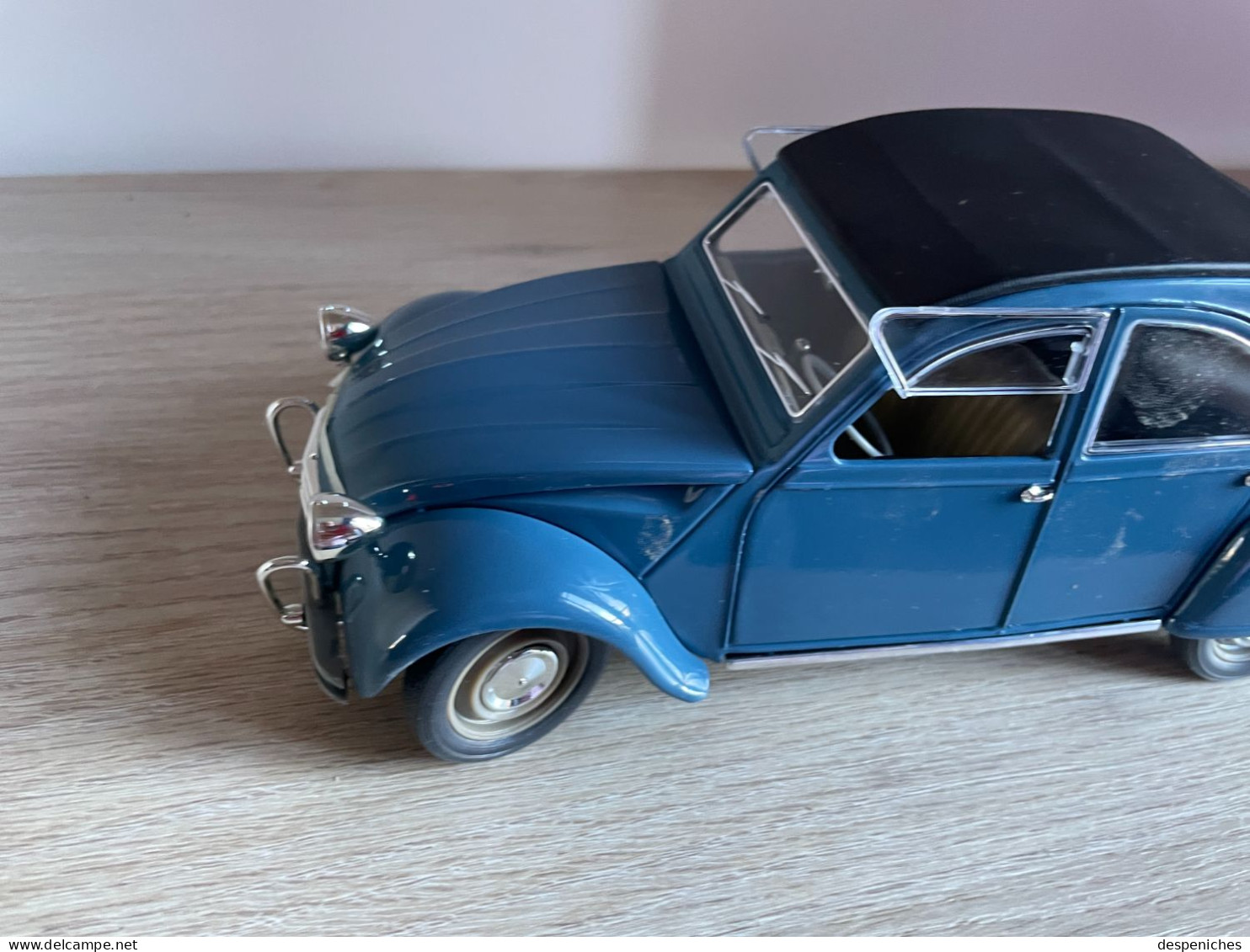 Solido Citroën 2cv neuve dans sa vitrine, échelle 1/17e sans boîte