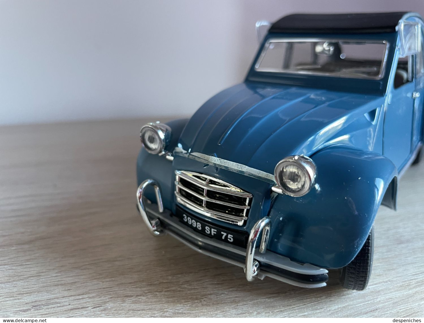 Solido Citroën 2cv neuve dans sa vitrine, échelle 1/17e sans boîte