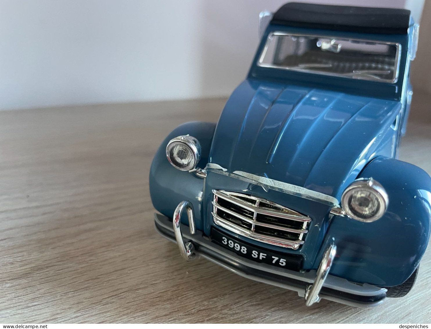 Solido Citroën 2cv neuve dans sa vitrine, échelle 1/17e sans boîte