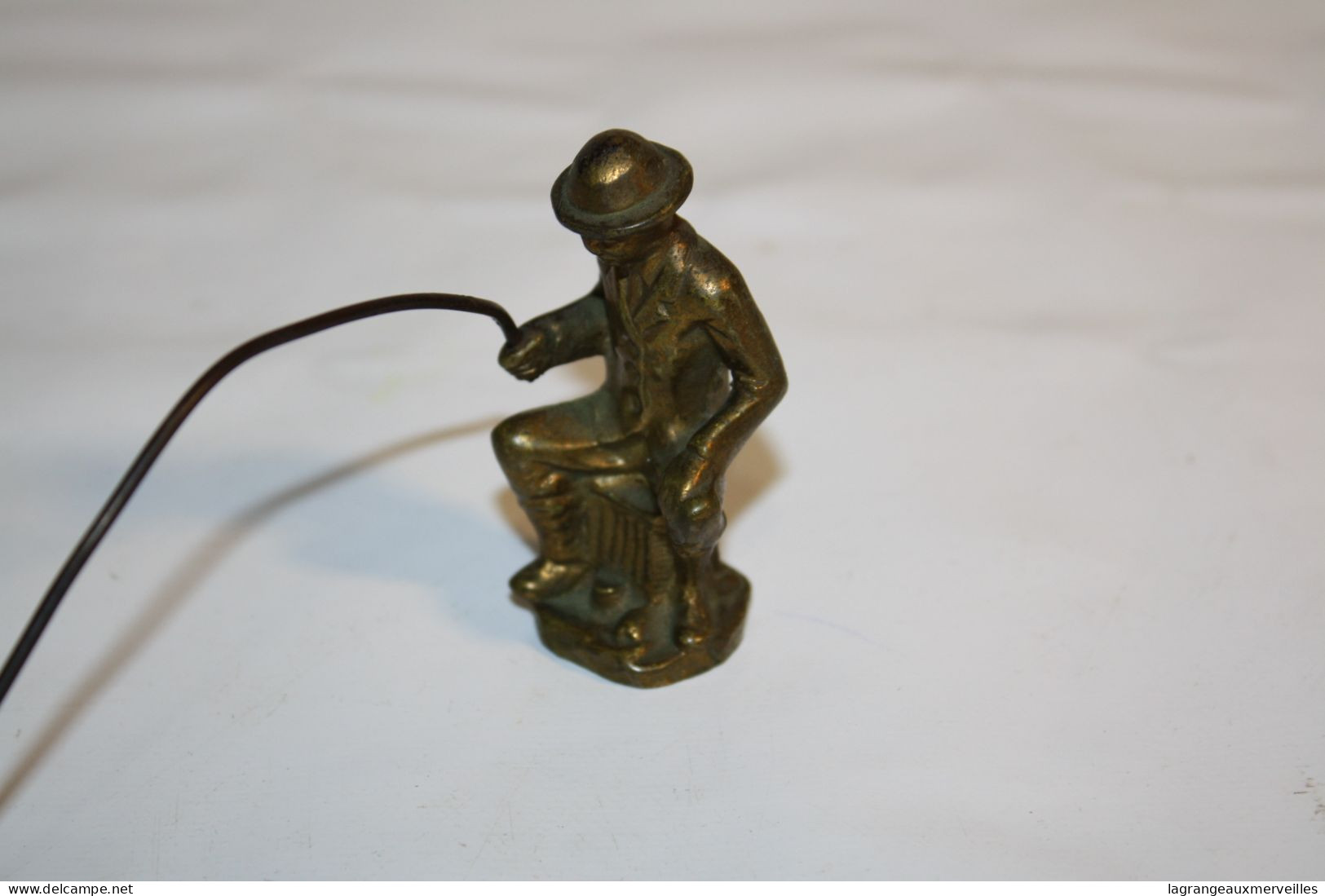 C314 Petit Homme Qui Pêche - Métal - Objet De Vitrine - Personen