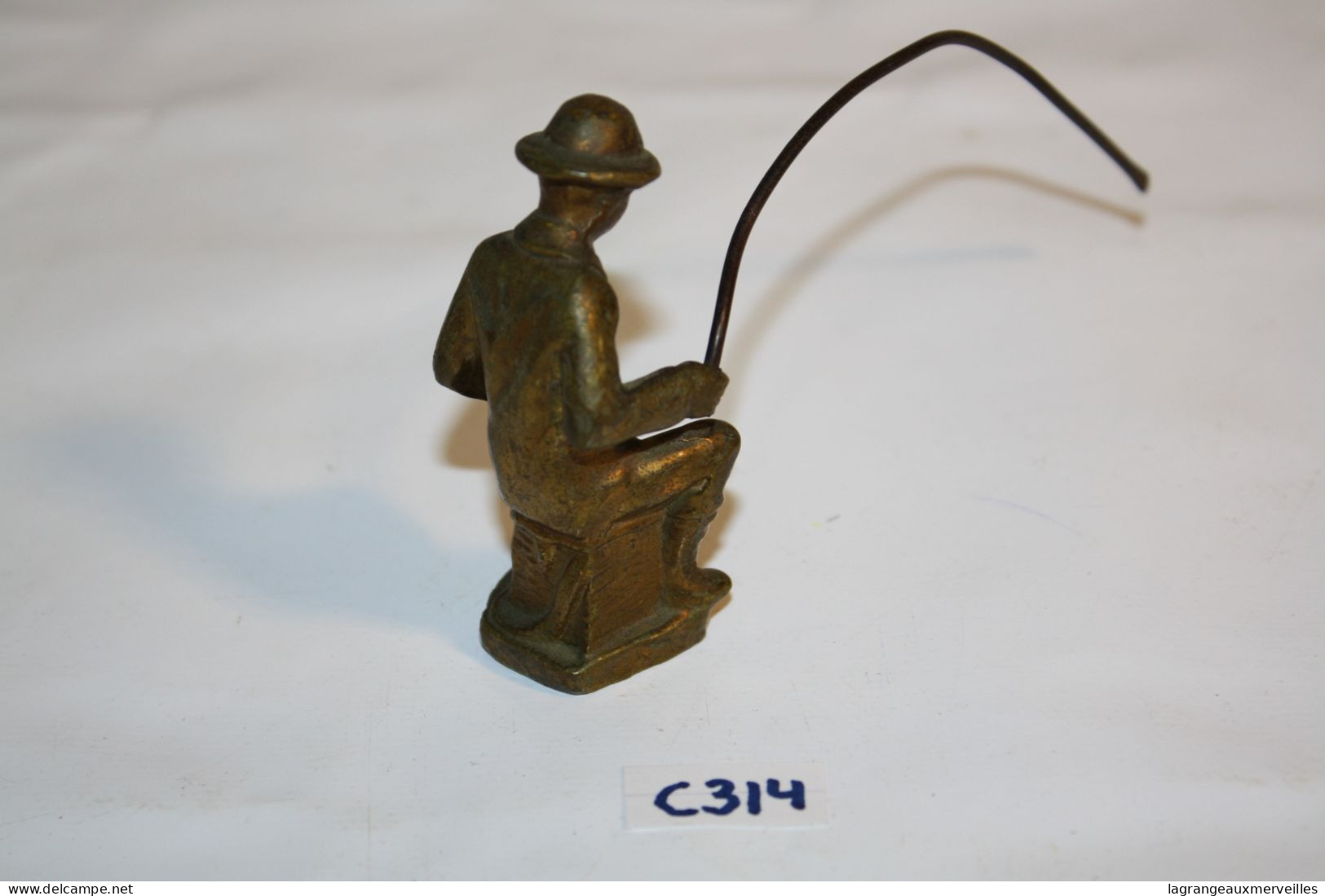 C314 Petit Homme Qui Pêche - Métal - Objet De Vitrine - Personnages