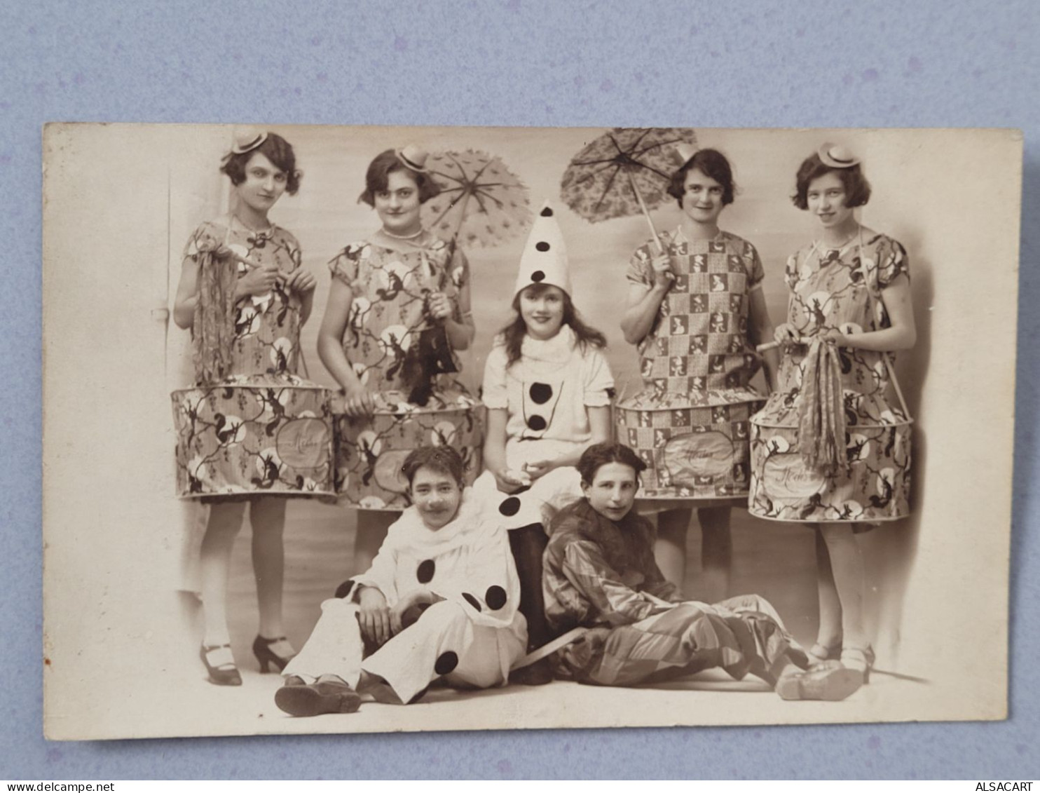 Carte Photo , Costume Et Robes , Groupe De 5 Femmes Et 2 Jeunes Hommes - A Identifier