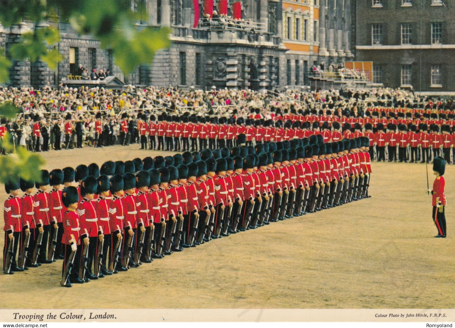 CARTOLINA  LONDON,INGHILTERRA,REGNO UNITO-TROOPING THE COLOUR-NON VIAGGIATA - Buckingham Palace