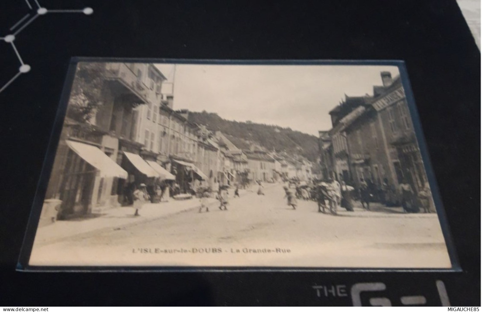 Carte   Postale  L ISLE-SUR-LE-DOUBS  La Grande Rue - Isle Sur Le Doubs