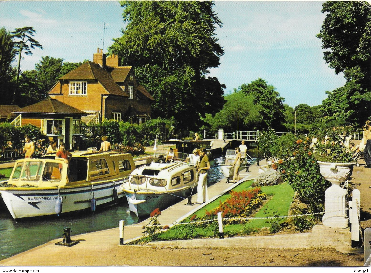 SONNING LOCK, RIVER THAMES, BERKSHIRE, ENGLAND. UNUSED POSTCARD   Hold 11 - Reading