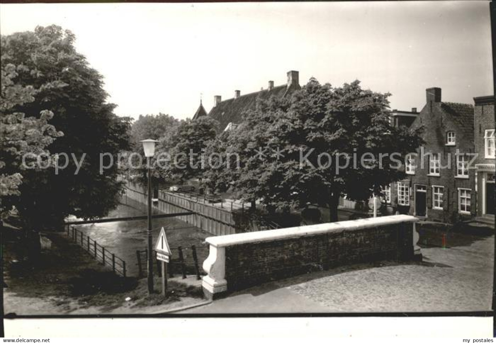 42104442 Greetsiel Ortsblick Kirche Greetsiel - Krummhoern