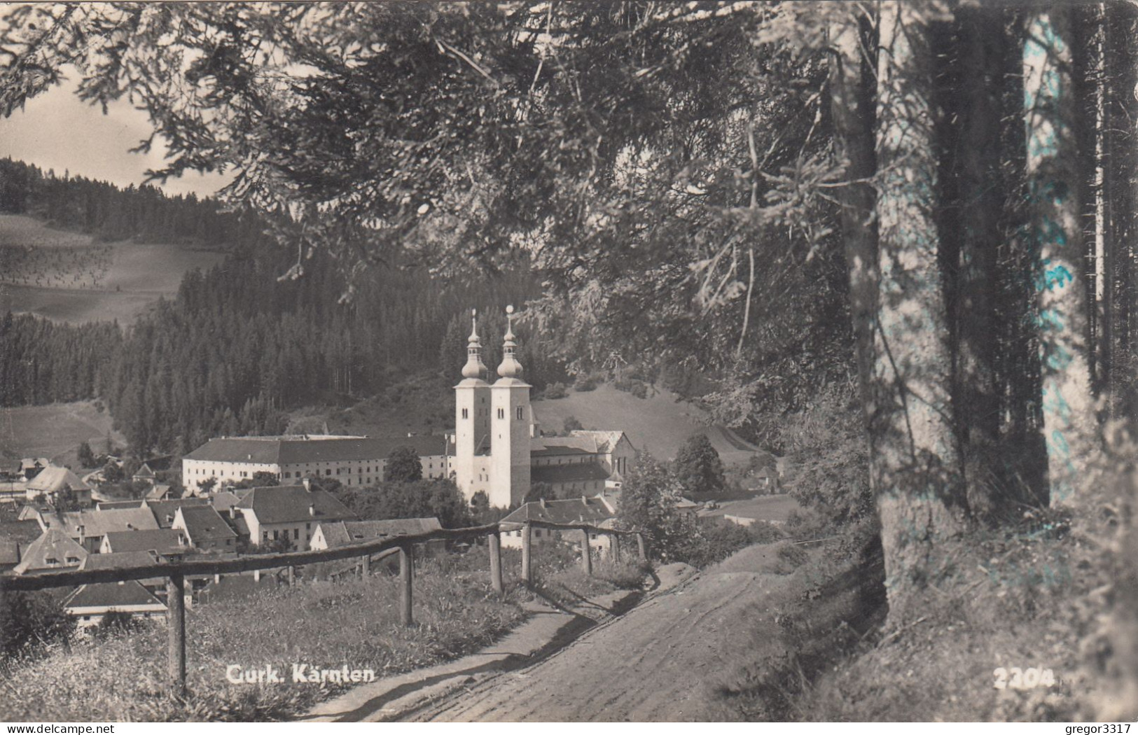 E1524) GURK - Kärnten -  FOTO AK Von Weg Vor Wald Auf Kirche U. Häuser Gesehen ALT - Gurk