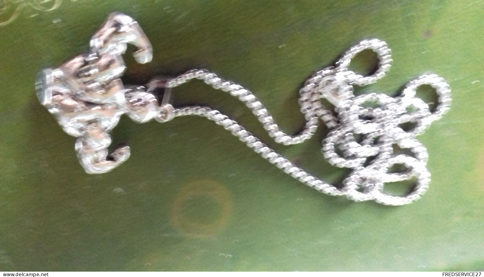 B11/ CHAINETTE AVEC PENDENTIF HOMME MUSCLE ?? - Necklaces/Chains