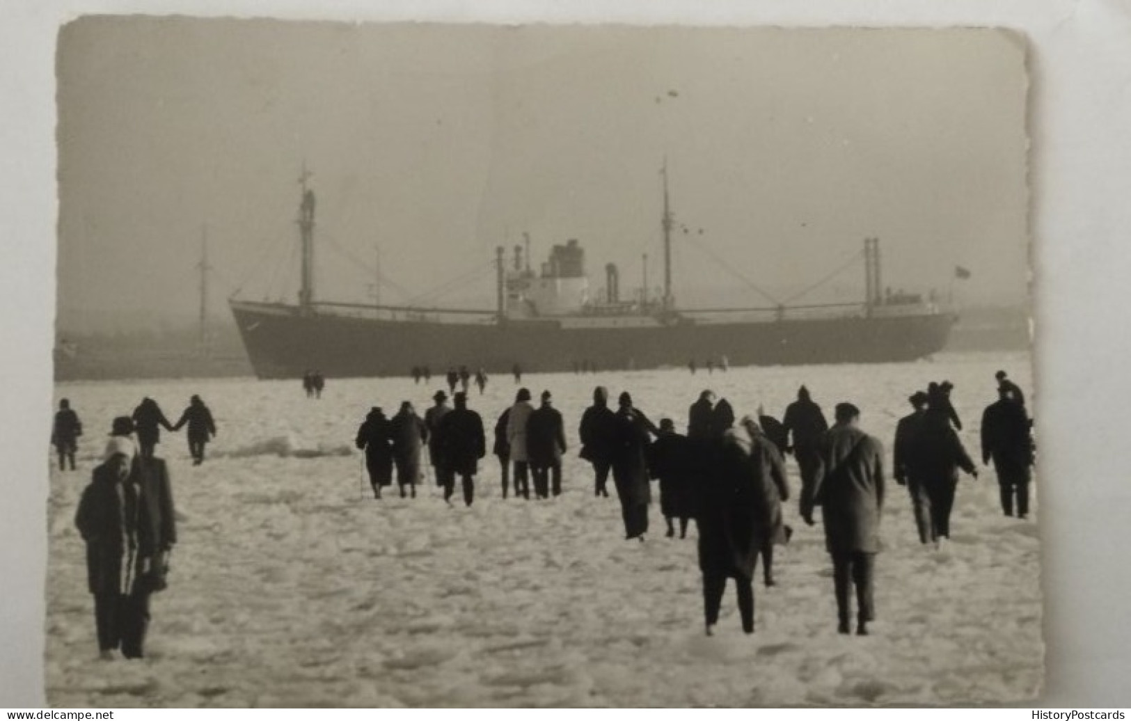 Kiel, Kieler Förde, Zugefroren, Menschen Auf Eis, Frachtschiff, Um 1955 - Kiel