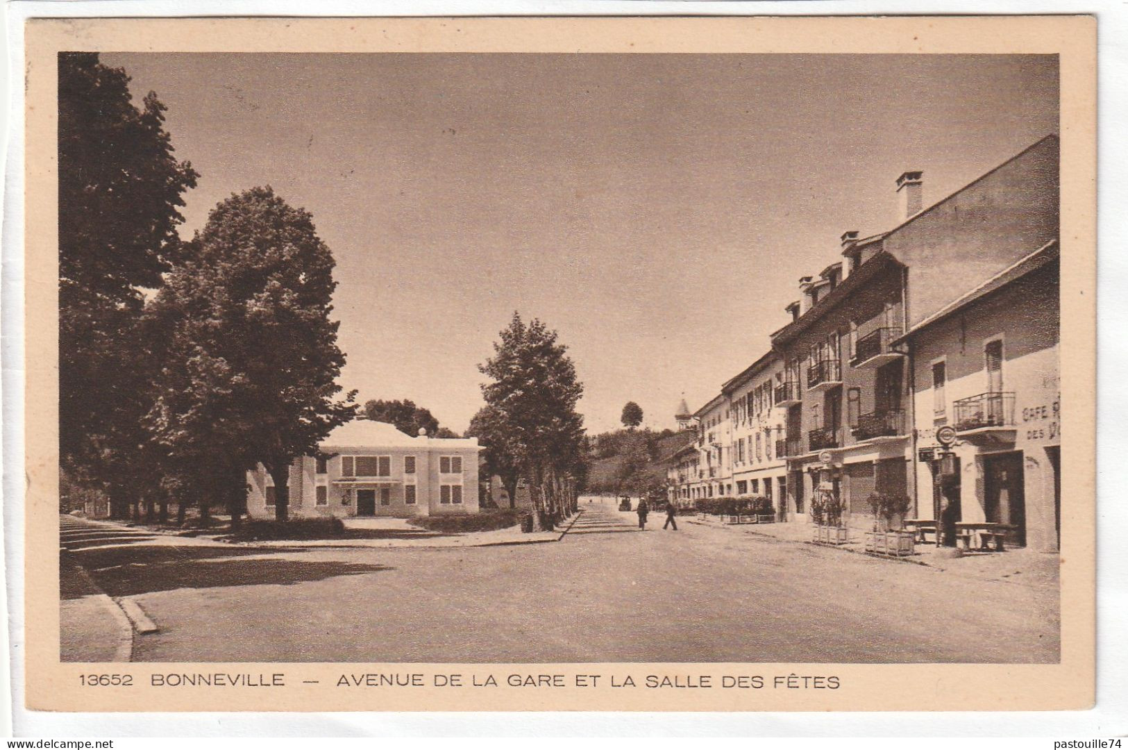 CPA :  14 X 9  -  BONNEVILLE  -  AVENUE DE LA GARE ET LA SALLE DES FÊTES - Bonneville