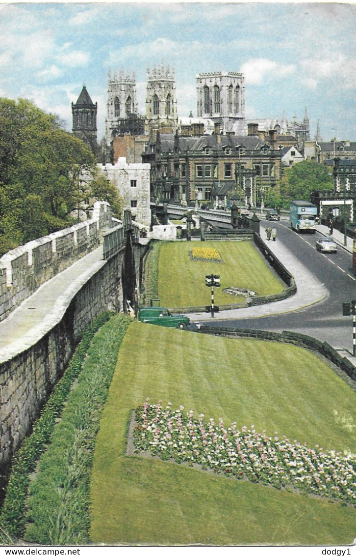 THE CITY WALLS, YORK, YORKSHIRE, ENGLAND. UNUSED POSTCARD   Hold 12 - York