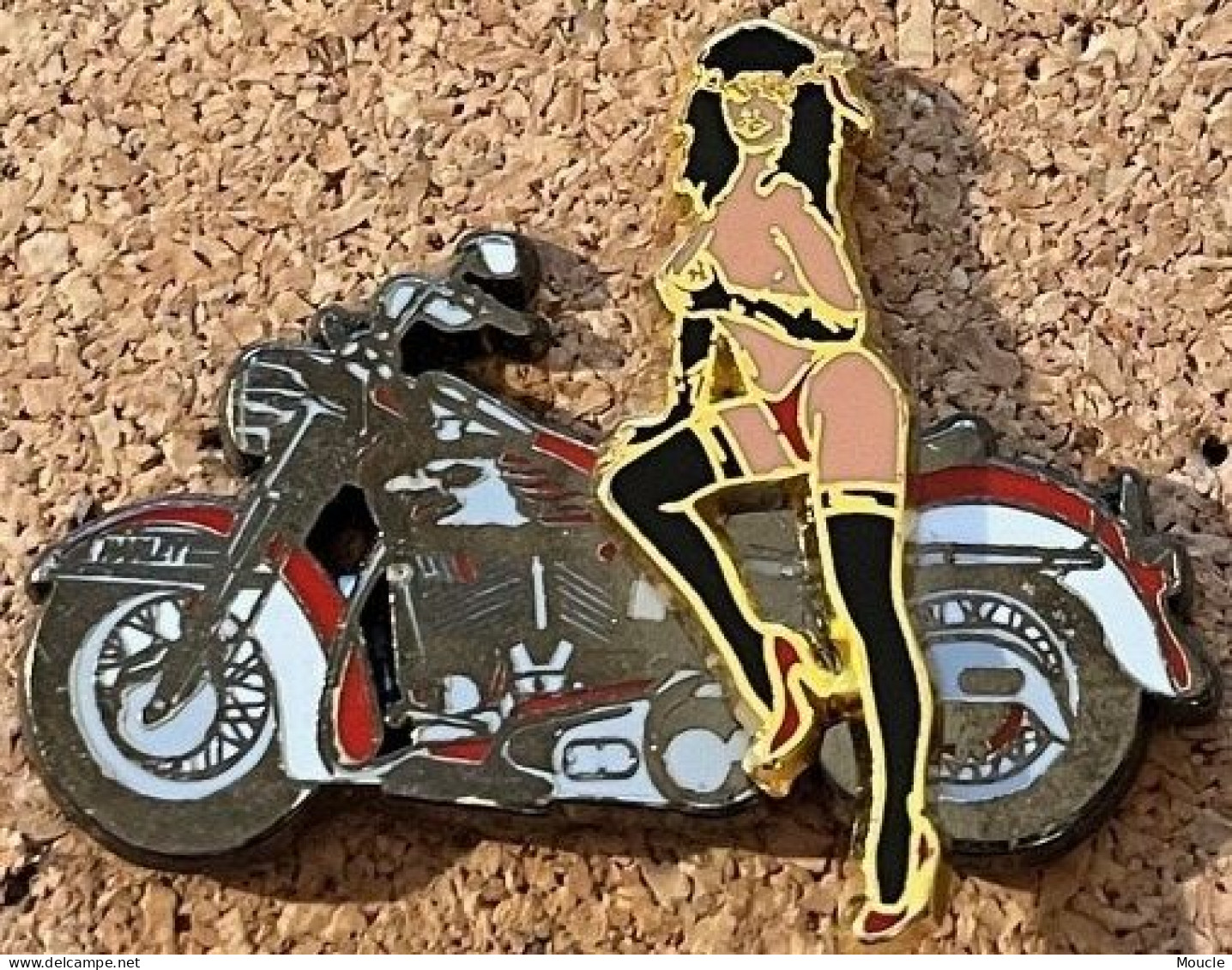 MOTO HARLEY DAVIDSON BRUNE - PIN UP CHEVEUX NOIR - DOUBLE MOULES - EDITE PAR JC DERIBE -H.V.M. - 300EX-BRAS PLIE - (27) - Motos