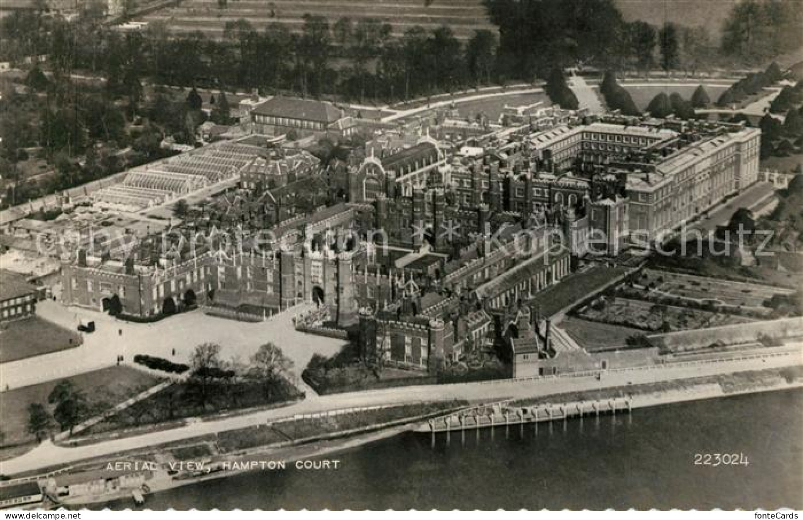 73143607 Hampton Court Aerial View Valentine's Postcard Hampton Court - Herefordshire