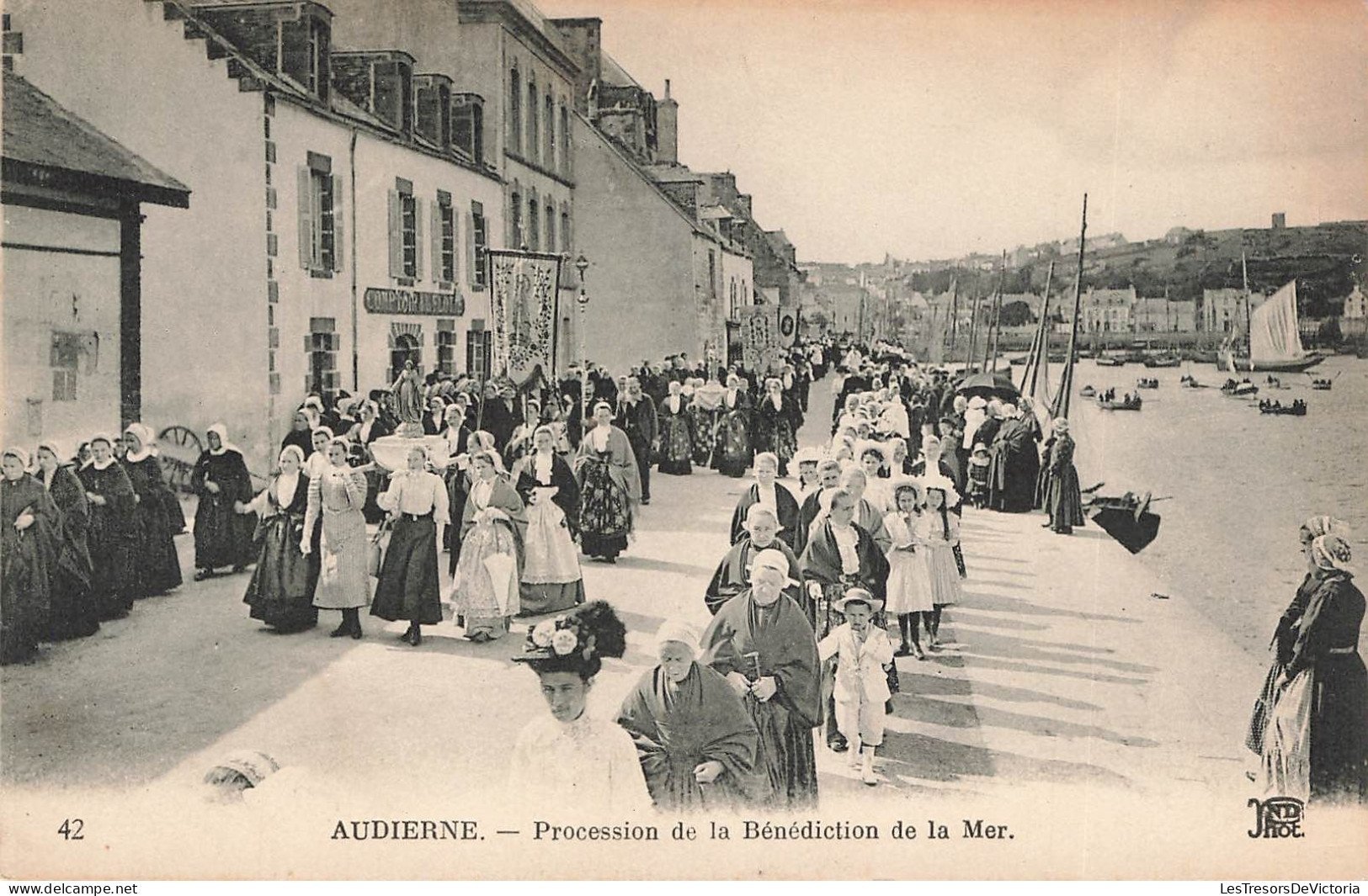 FRANCE - Audierne - Procession De La Bénédiction De La Mer - Animé - Tenues Traditionnelles - Carte Postale Ancienne - Audierne
