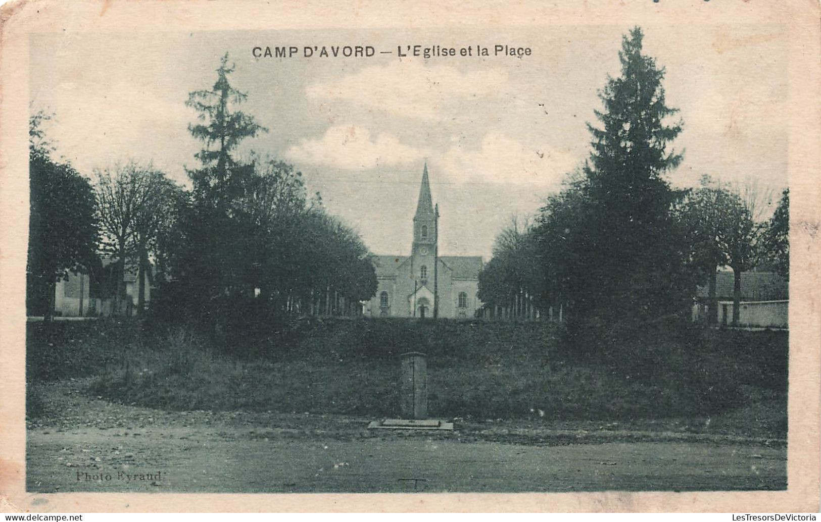 FRANCE - Camp D'Avord - L'église Et La Place - Carte Postale Ancienne - Sonstige & Ohne Zuordnung