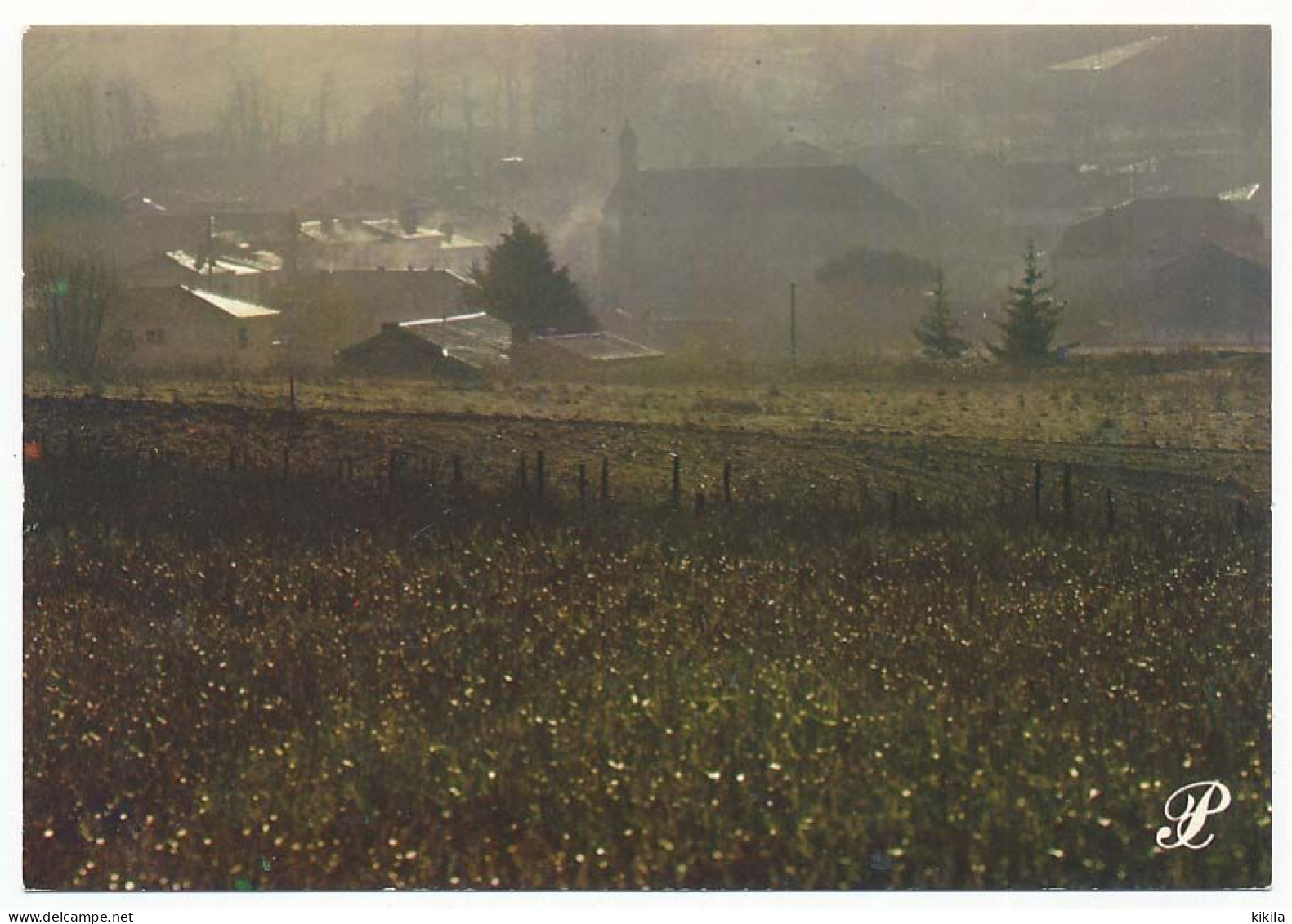 CPSM / CPM 10.5 X 15 Prestige CHARENTE Brume Matinale Sur Un Village  église - Poitou-Charentes