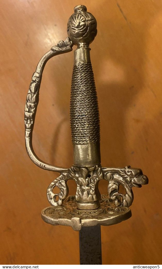 Épée civile dans une table rococo. France. Environ M1770. (C260). Tailles 83-98 cm.