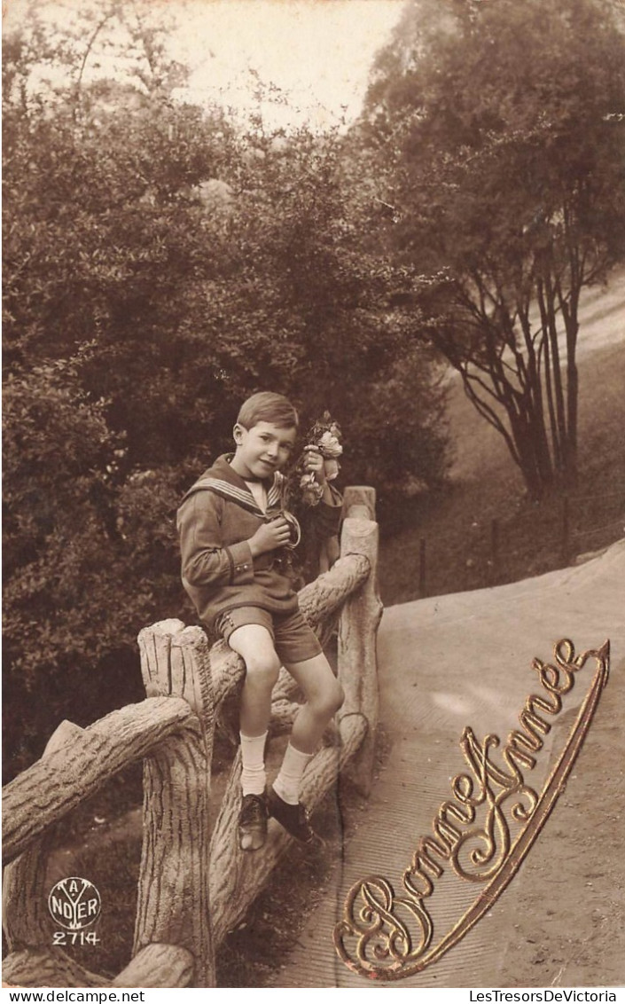 FETES ET VOEUX - Nouvel An - Un Enfant Tenant Un Bouquet De Fleurs Dans Les Bois - Carte Postale Ancienne - Neujahr