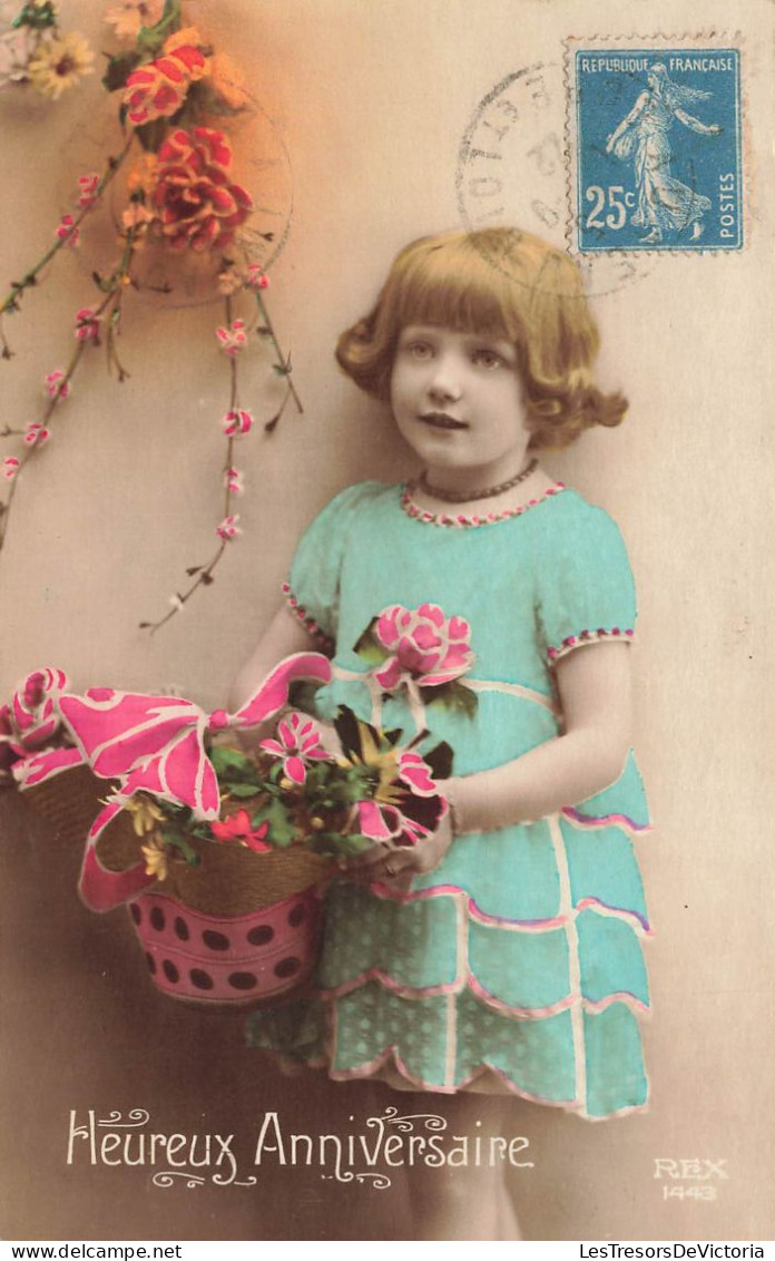 FETES ET VOEUX - Anniversaire - Une Fille Tenant Un Panier De Fleurs - Colorisé - Carte Postale Ancienne - Birthday