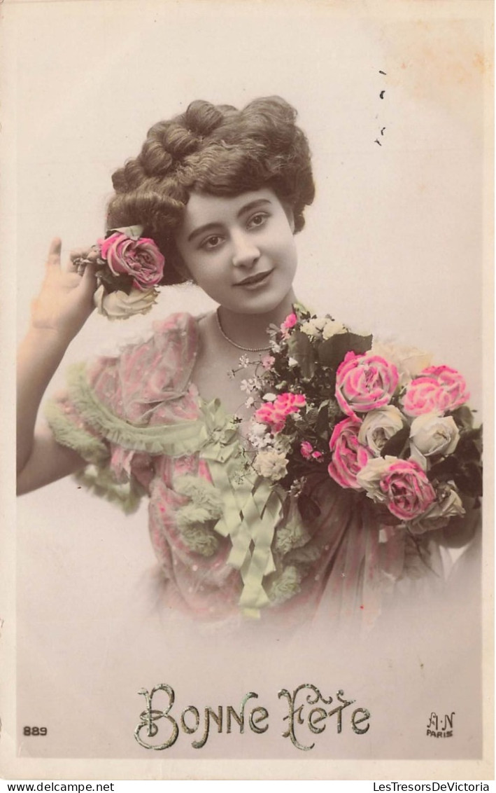 FETES ET VOEUX - Anniversaire - Une Femme Tenant Un Bouquet De Roses - Colorisé - Carte Postale Ancienne - Other & Unclassified