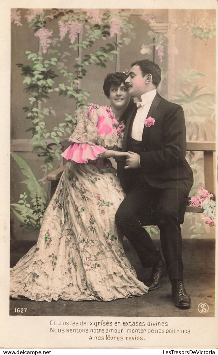 COUPLES - Un Couple Assis Sur Le Banc - Colorisé - Carte Postale Ancienne - Couples