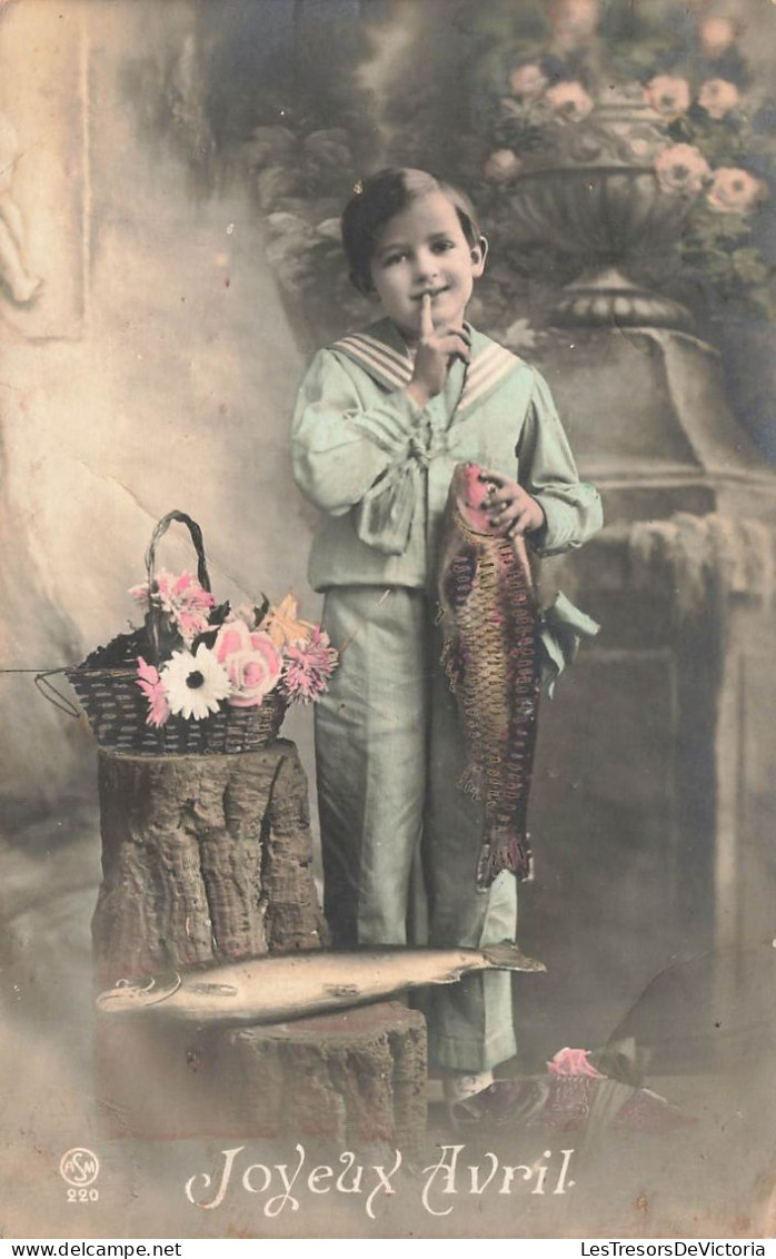 FETES ET VOEUX - 1er  Avril - Joyeux Avril - Un Enfant Tenant Un Poisson - Colorisé - Carte Postale Ancienne - 1 April (aprilvis)