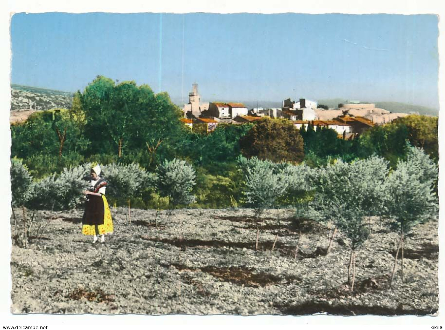 CPSM Dentelée 10.5 X 15 Bouche-du-Rhône EYGUIERES  Provence Pittoresque Jeune Fille En Costume Traditionnel - Oliviers - Eyguieres