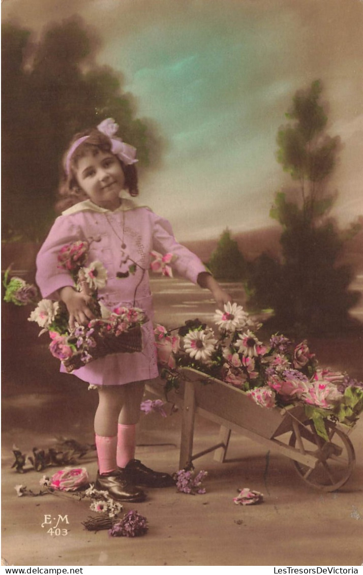 ENFANTS - Une Petite Fille Avec Un Brouette Pleine De Fleurs - Colorisé - Carte Postale Ancienne - Abbildungen